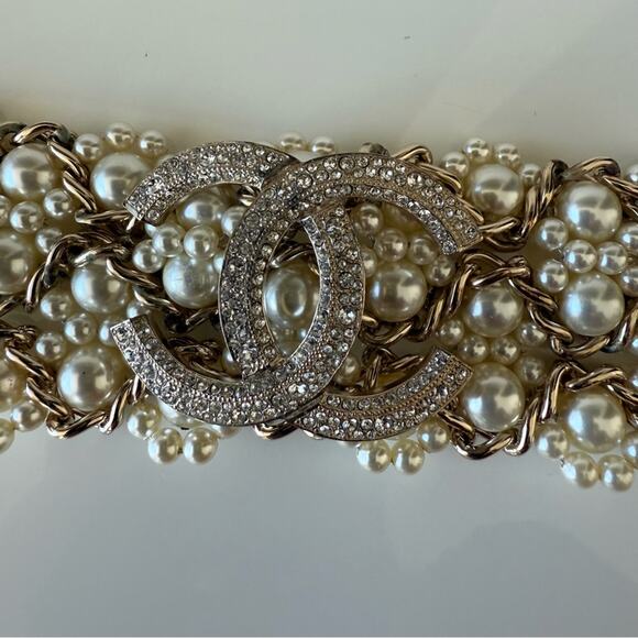CHANEL large bracelet with pearls Authentic Retail 2200$ - Picture 4 of 10